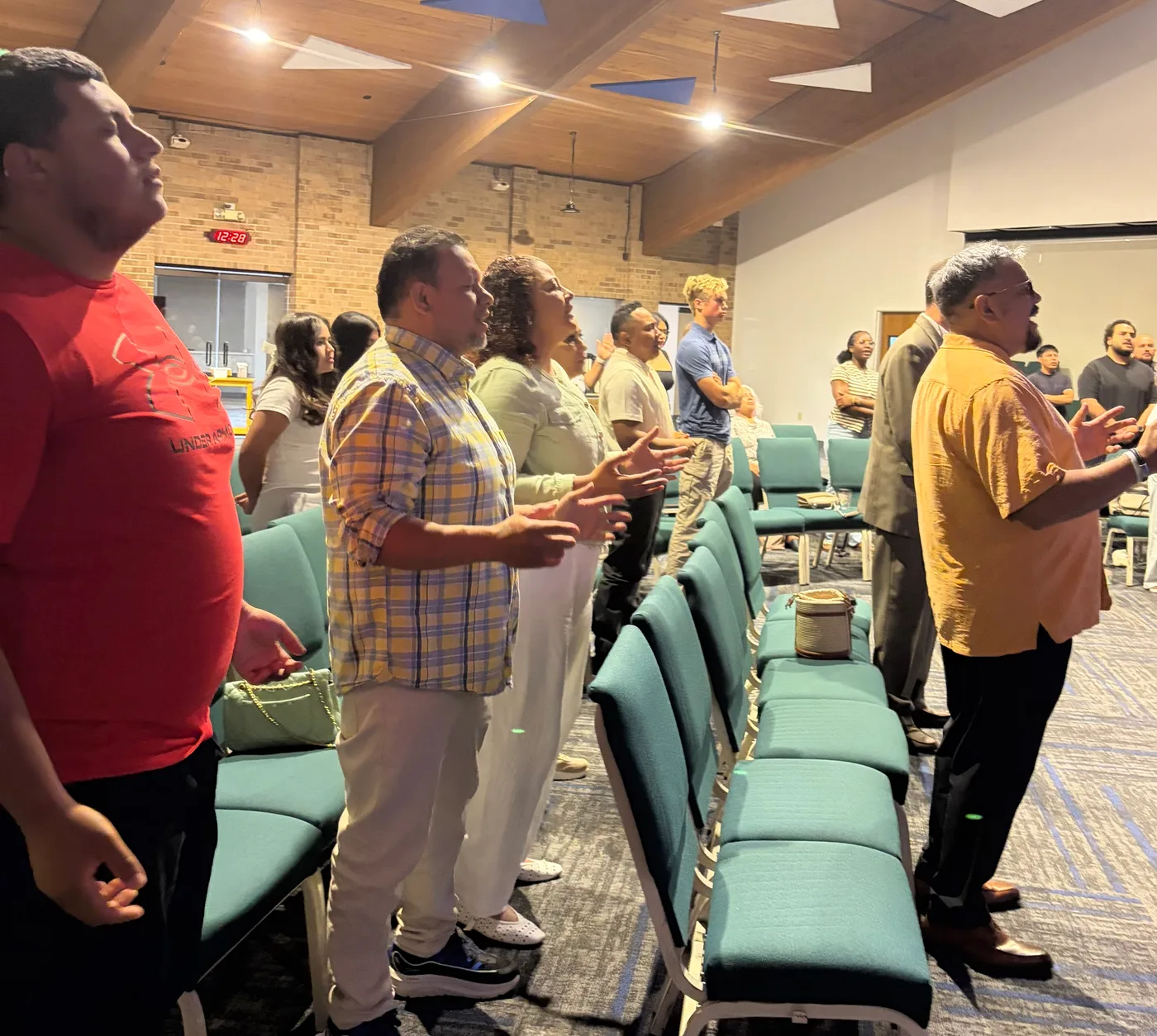 Congregación de Fuente de Vida adorando a Dios