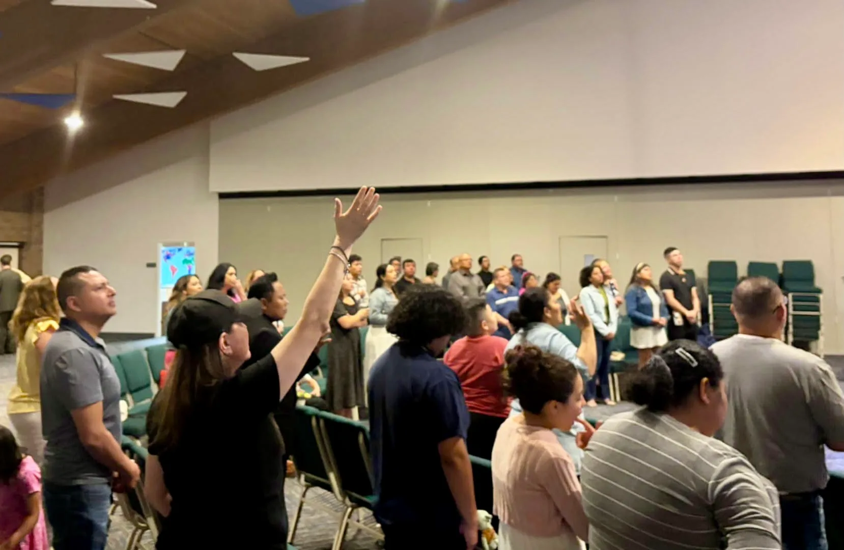 Congregación de Fuente de Vida reunida en adoración