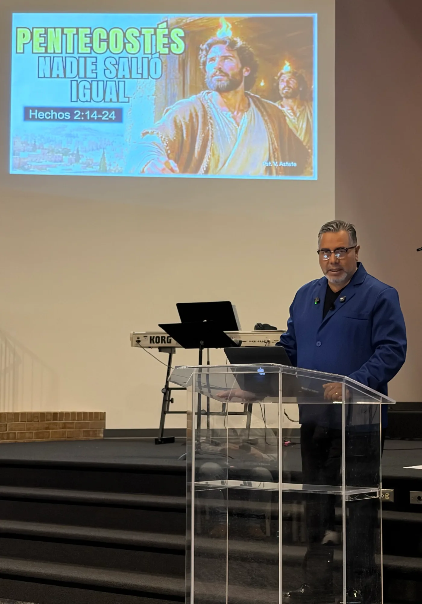 Pastor Víctor compartiendo el mensaje