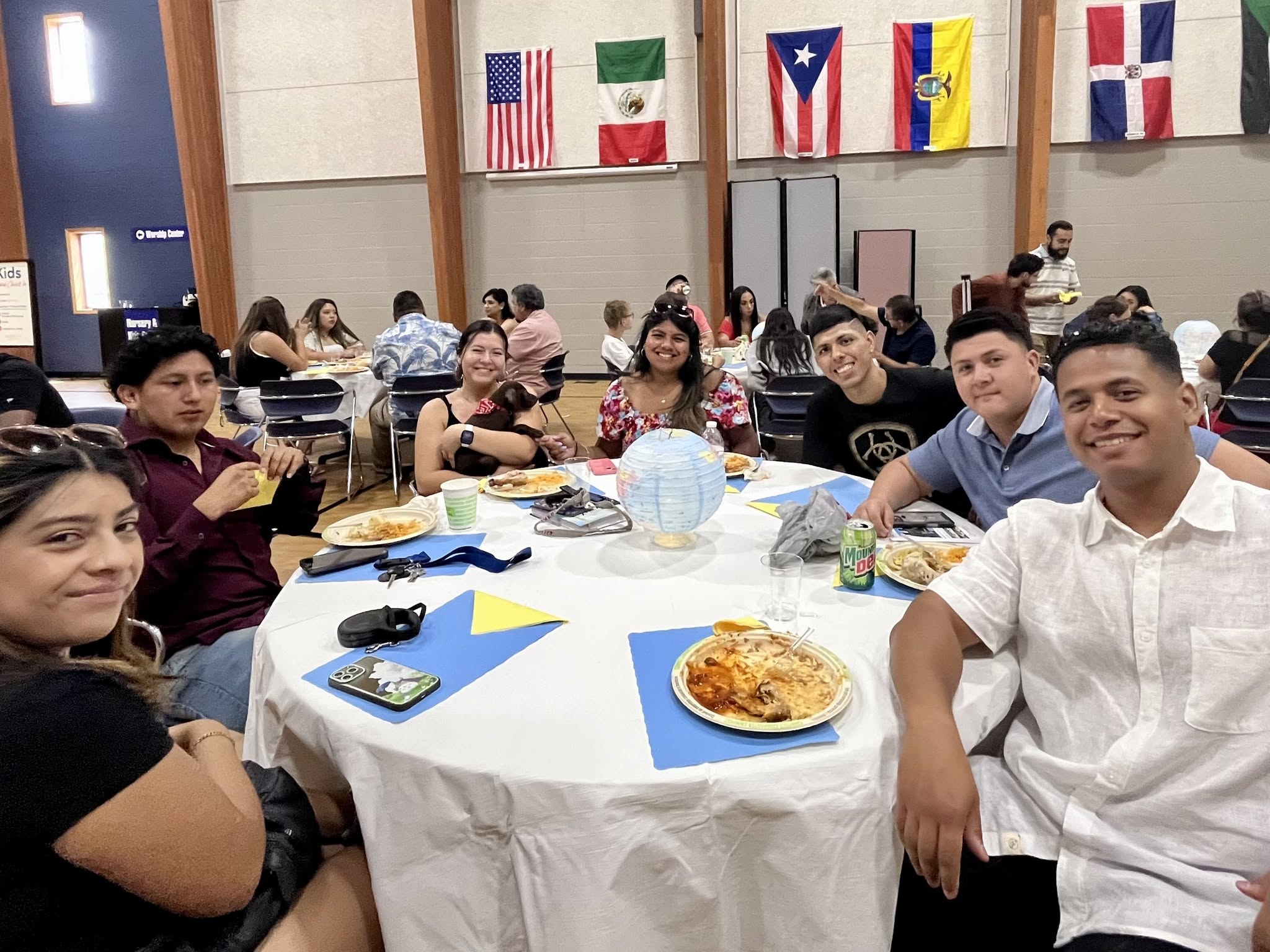 Familias y amigos de Fuente de Vida compartiendo juntos